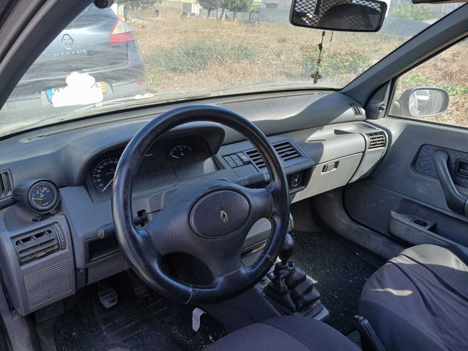 Renault clio preto