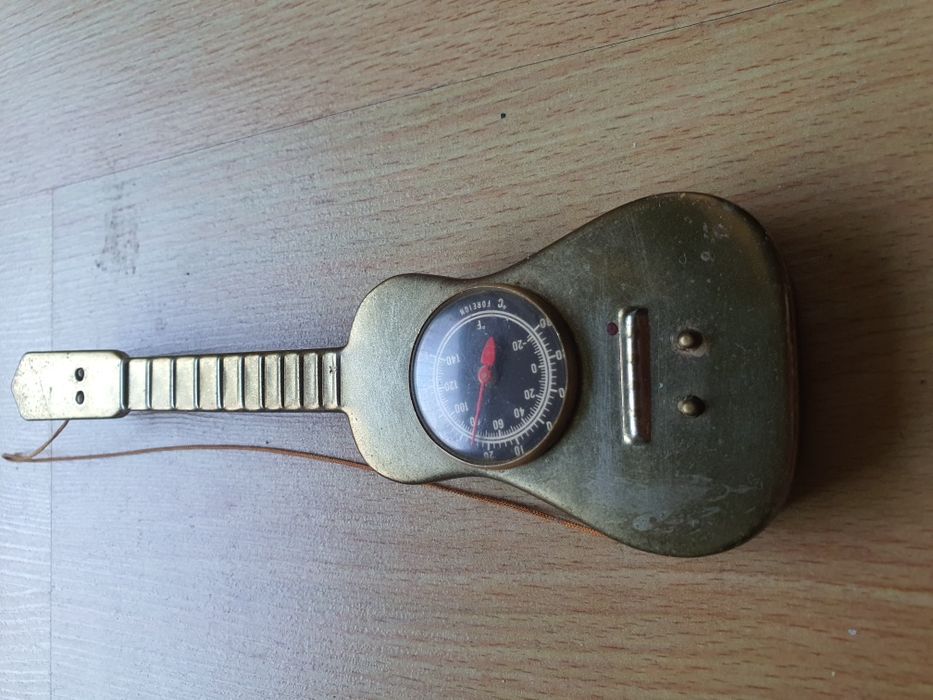 Miniatura gitary z termometrem z miedzi i plastiku.