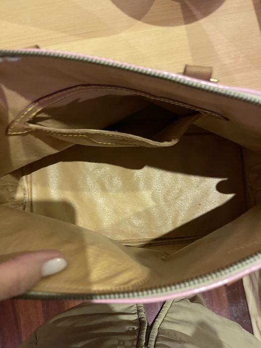 Carteira em pele envernizada rosa .