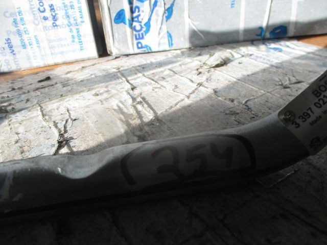 Haste / braço de escova limpa vidros frente esquerda PEUGEOT 208