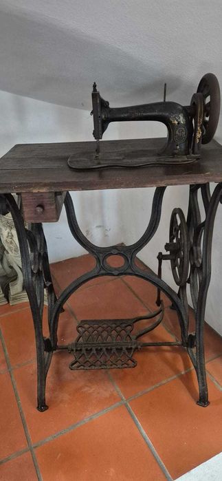 Antiga Mesa de Costura Singer Original – Peça de Coleção