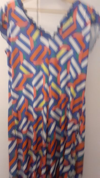 Macaco lindo com tos vermelho azul branco e verde em malha fria com de