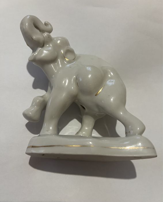 Фарфоровая статуэтка слон