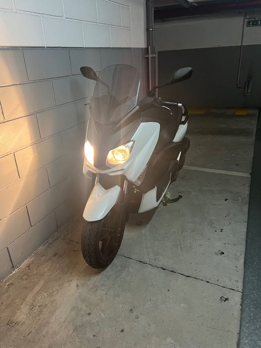 Yamaha X-Max 125 branca