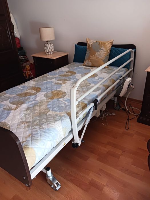 Cama Articulada Elétrica Médica / Hospitalar com Comando e Colchão Impermeável