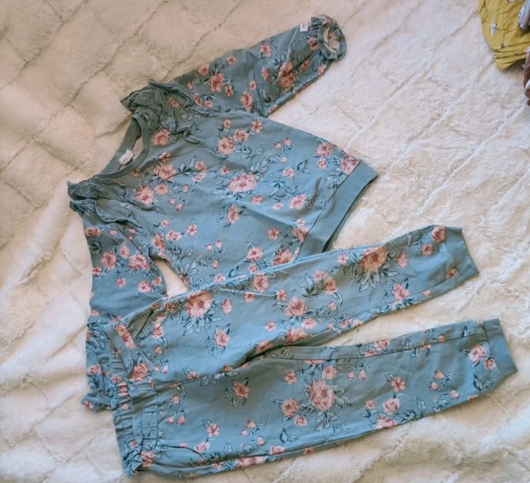 Poszukiwany Dres newbie 98/104 piwonie