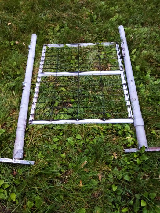 Bramka do ogrodzenia ze słupkami .