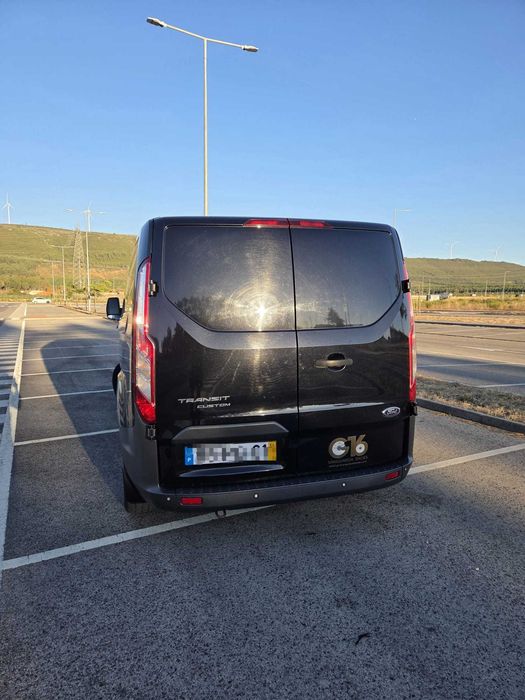 Viatura Ford Transit Custom, de cor preta