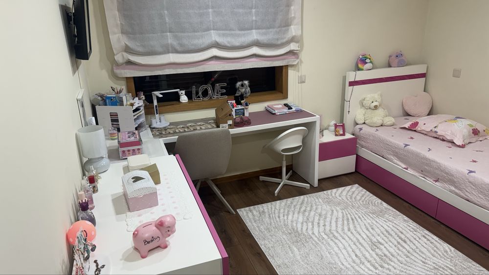 Cama com estrado, cómoda e mesinha de cabeceira