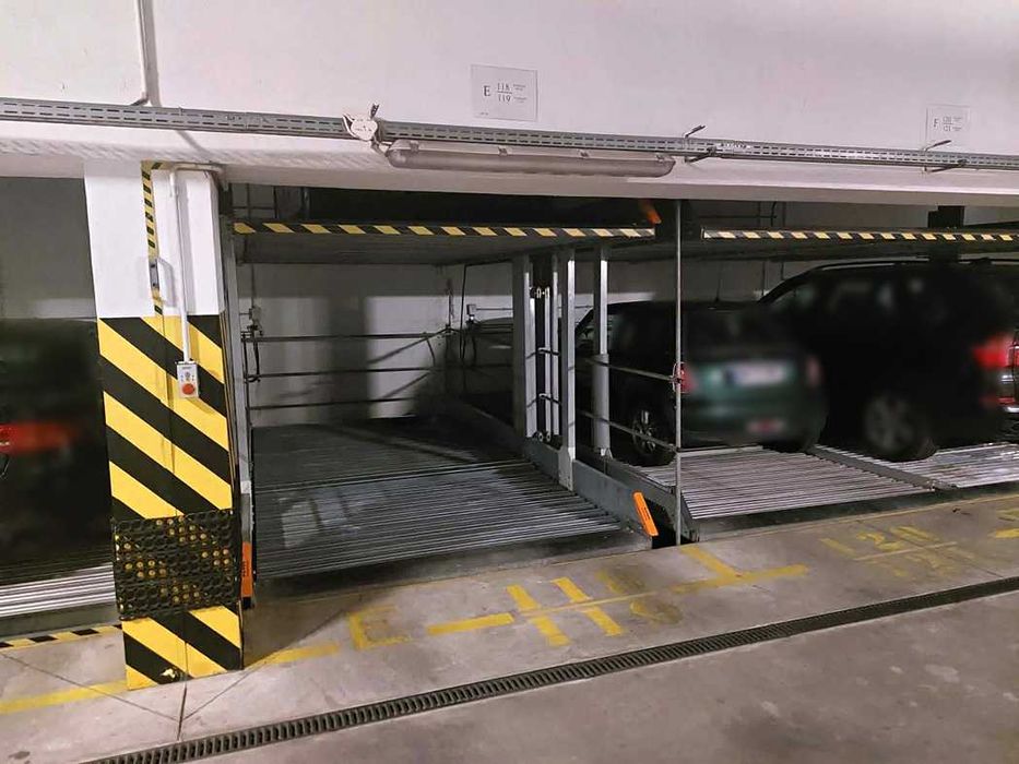 Miejsce garażowe na platformie, Ursynów, metro Stokłosy