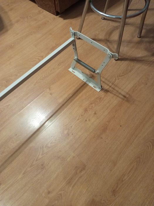 Mechanizm sprężynowy do otwierania kanapy wersalki