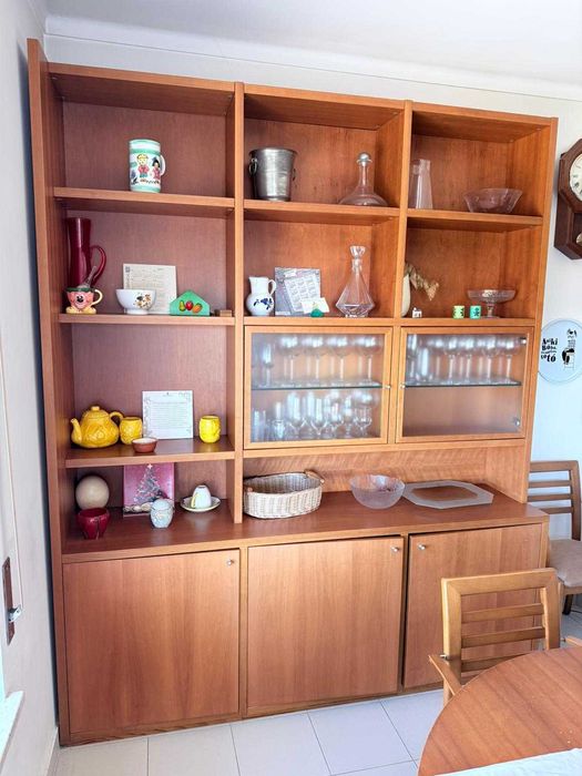 Estante de sala com vitrine em cerejeira maciça, feita à mão