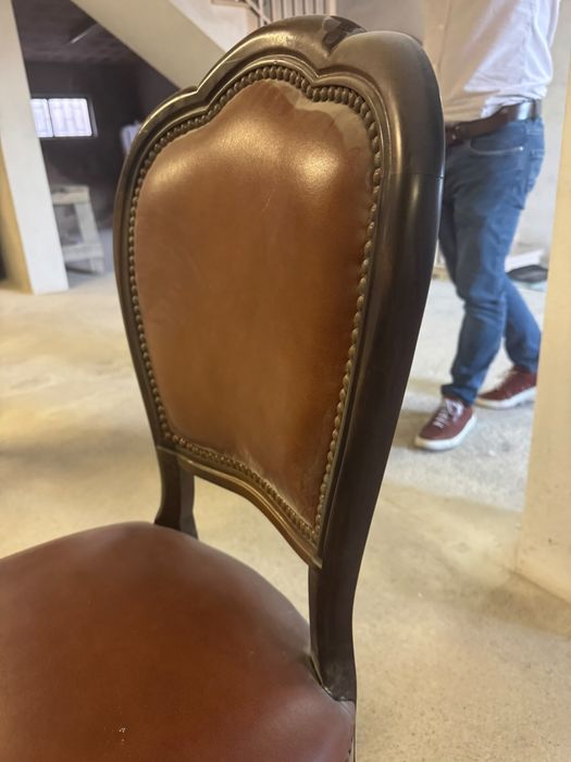 Conjunto de mesa com 8 cadeiras