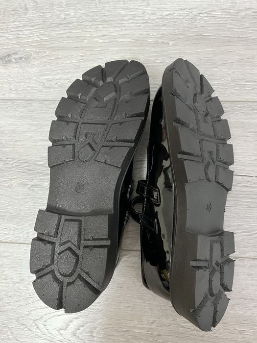 Нові лакові туфлі на дівчинку