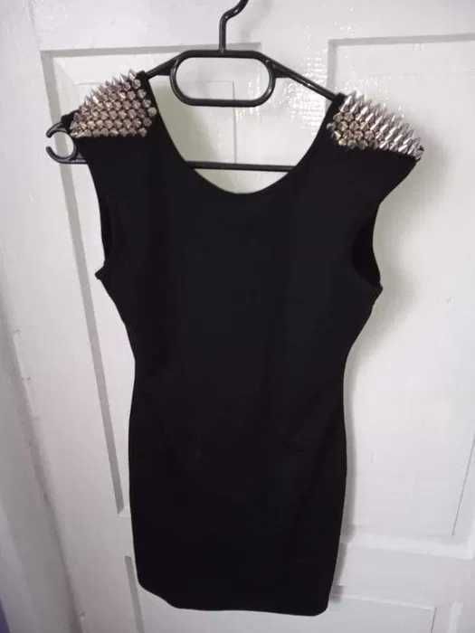 Czarna sukienka mini.
