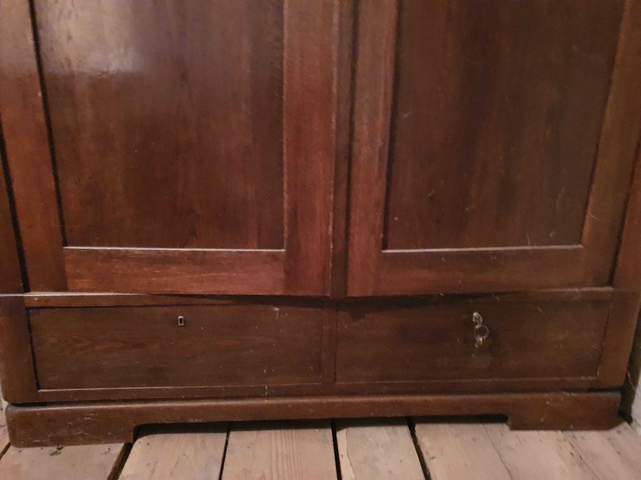 Szafa - stare meble z drewna