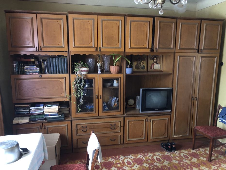 Шафа у вітальню