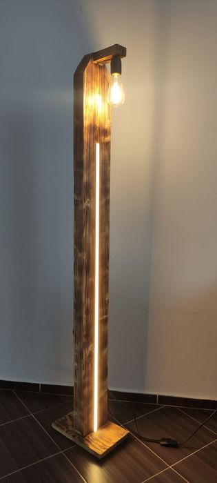 Drewniana lampa stojąca