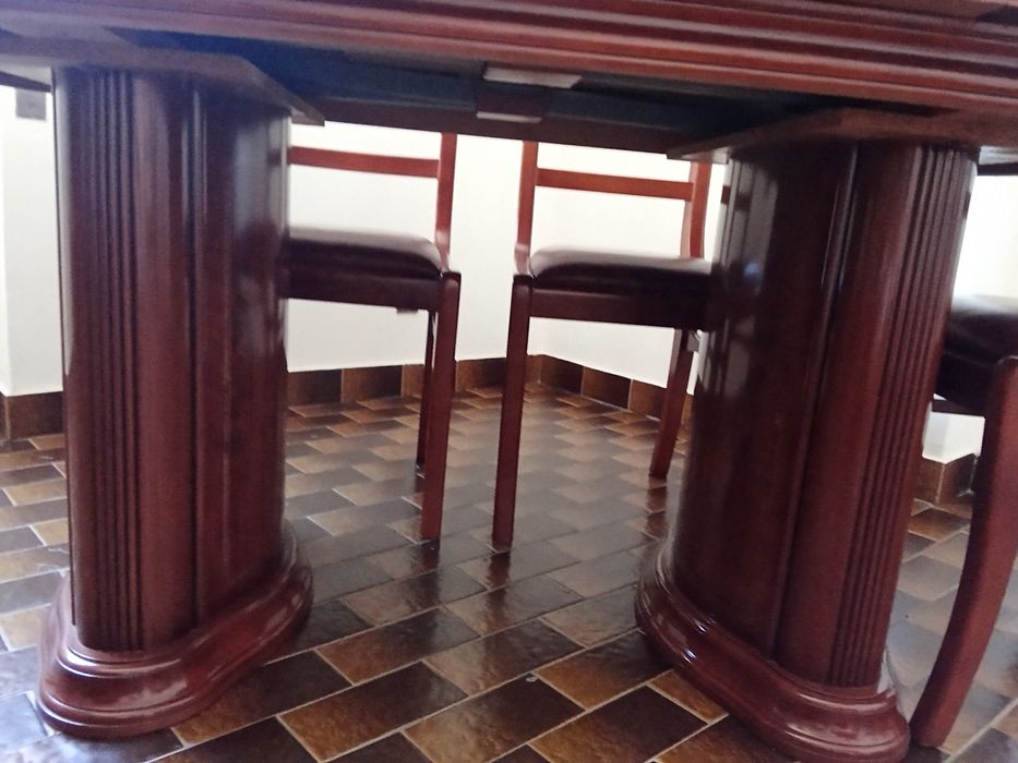 Mesa de sala e cadeiras em mogno