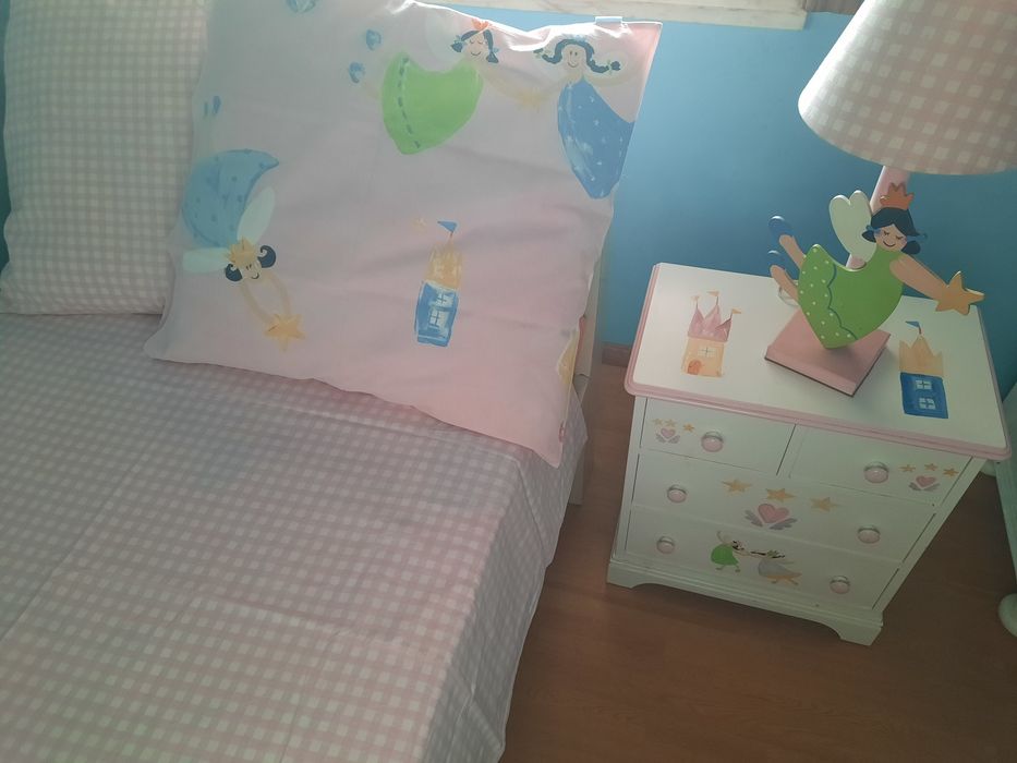 Cama pintada à mão