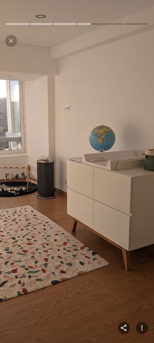 Cômoda com trocador removível. Branca, com pés de madeira. Em bom estado,muito  resistente, com alguns arranhões.
