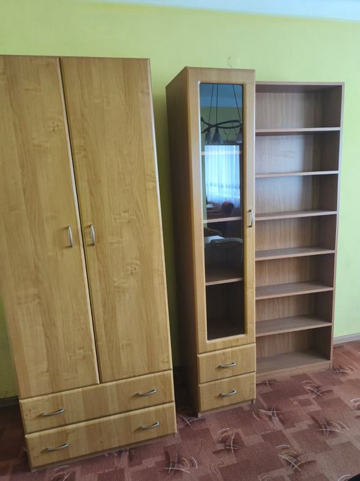 Komplet mebli – szafa, witryna z lustrem, komoda i regał