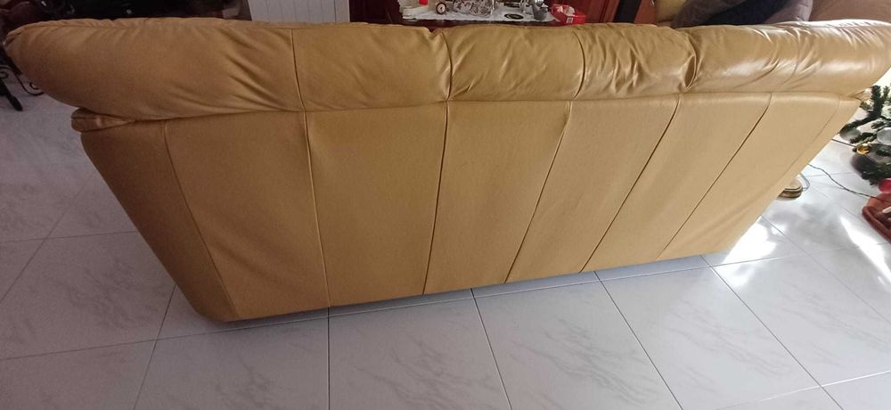 Sofá 3 lugares em pele marca Divani e Divani