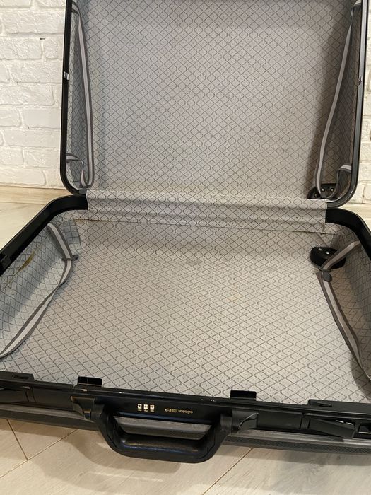 Пластиковый чемодан на колёсах