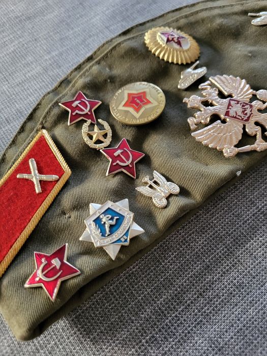 Furażerka Radziecka z odznakami i naszywkami