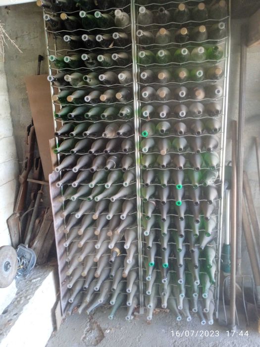 vendo garreafeira  com 200 garrafas nao ocupa nada e fixa na parede