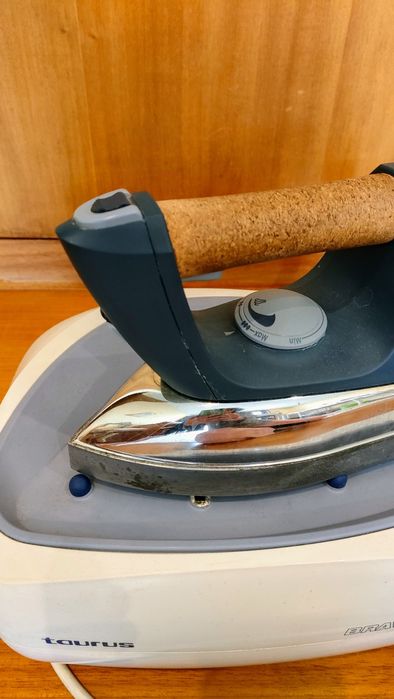 Ferro de engomar com caldeira