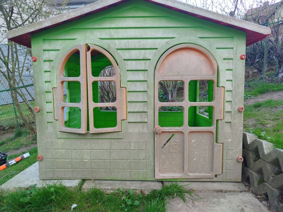 Zabawki ogrodowe (domek,koparka, piaskownica, taczka)
