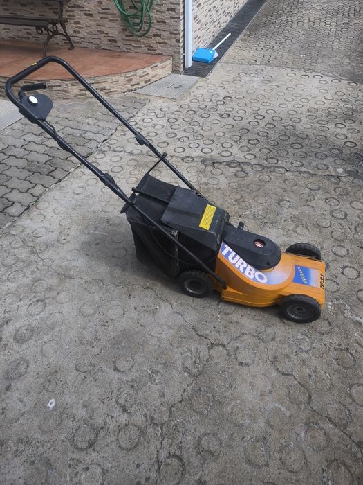 Máquina de cortar relva