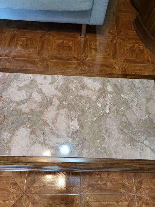 Mesa de centro com tampo em mármore