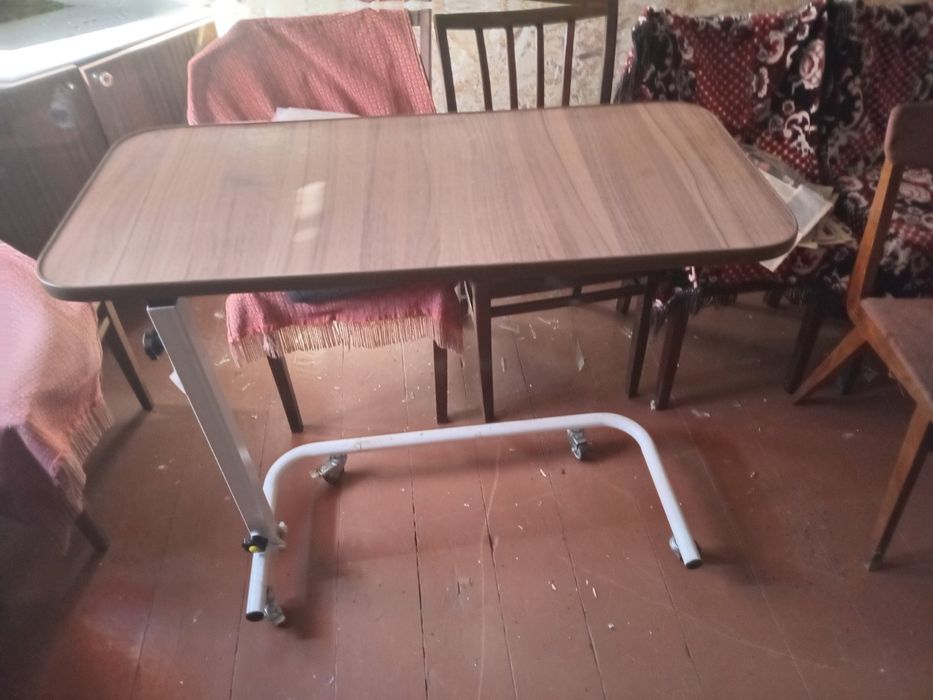 Новий стіл на колесах приліжковий