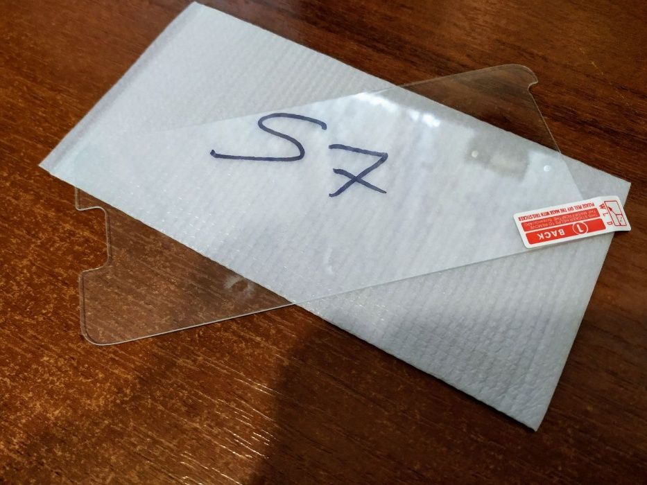 Продаю стекло на Samsung S7 хорошего качества.