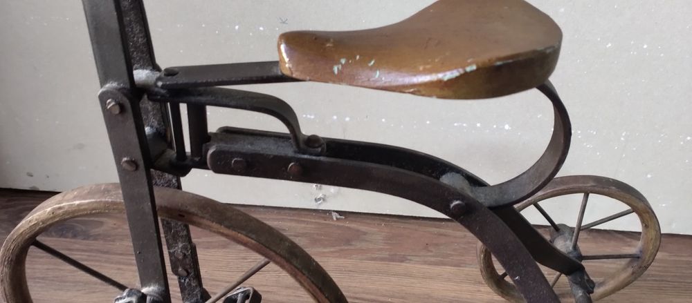 Stara zabawka rowerek