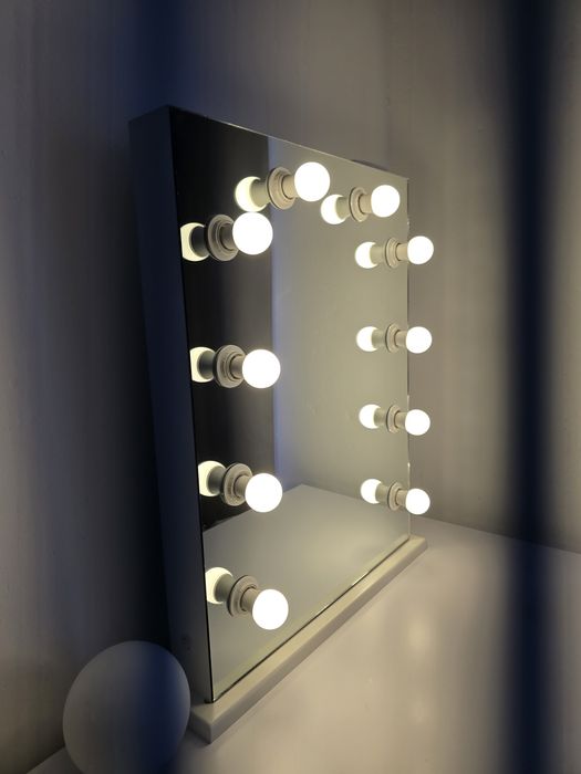 Lustro z Żarówkami