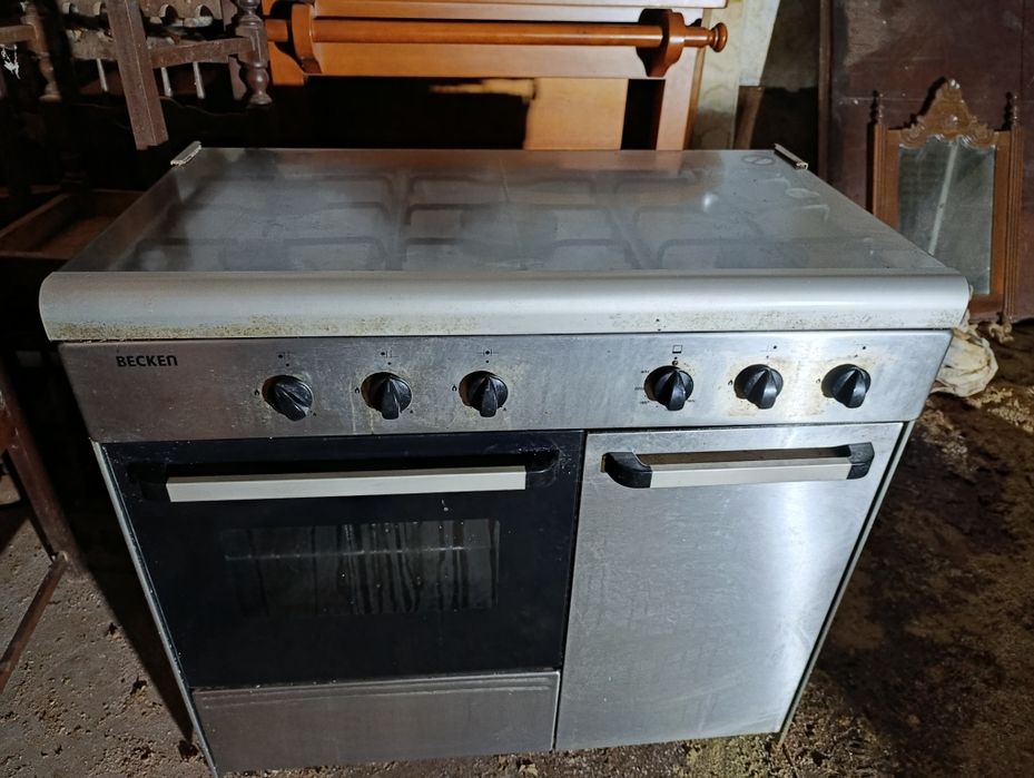 Fogão com forno e garrafa embutida