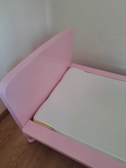 Cama infantil rosa com estrado, colchão e protetor