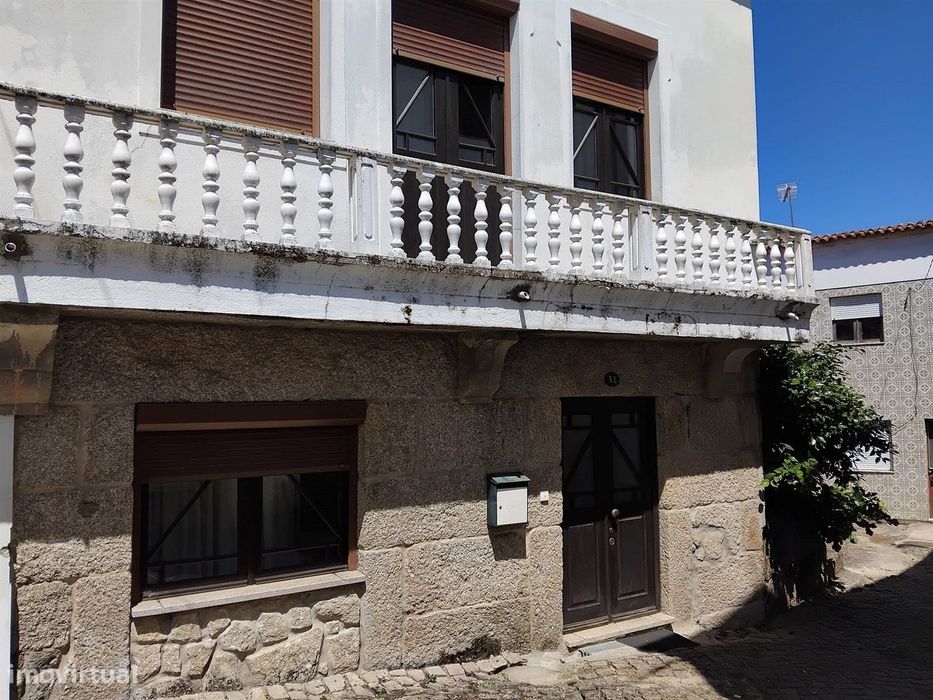 Moradia de Grande Dimensão com Potencial Habitacional, Turístico e de