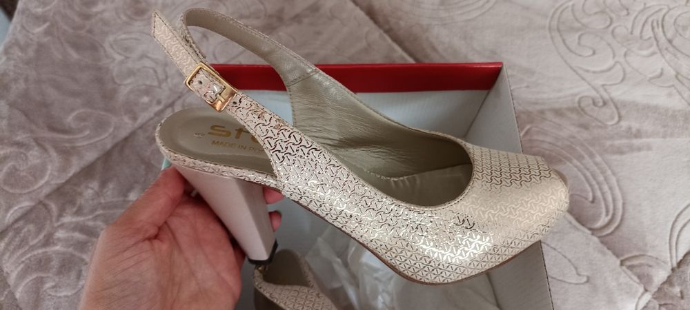 Sandália n°35 de Senhora Beige e dourado