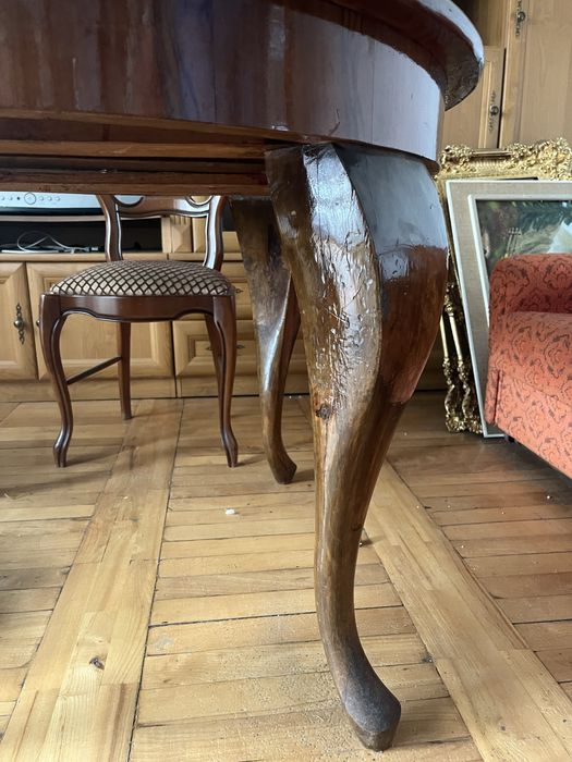 Stół okragły gesie nogi.