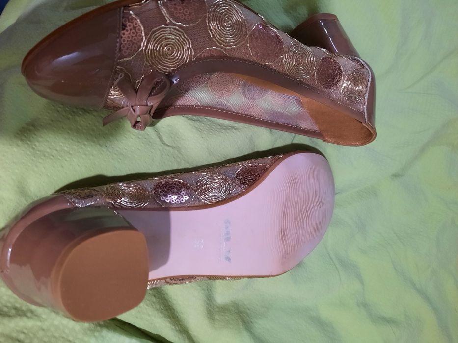 Sapatos dourados MLV novos