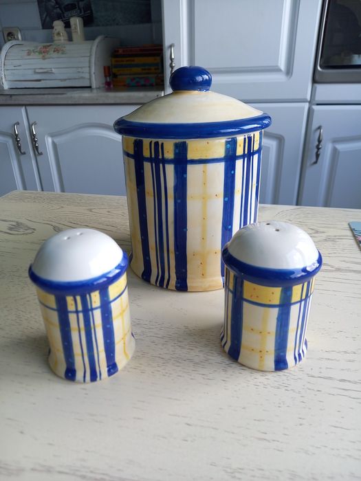 Kobaltowe pojemniki na przyprawy