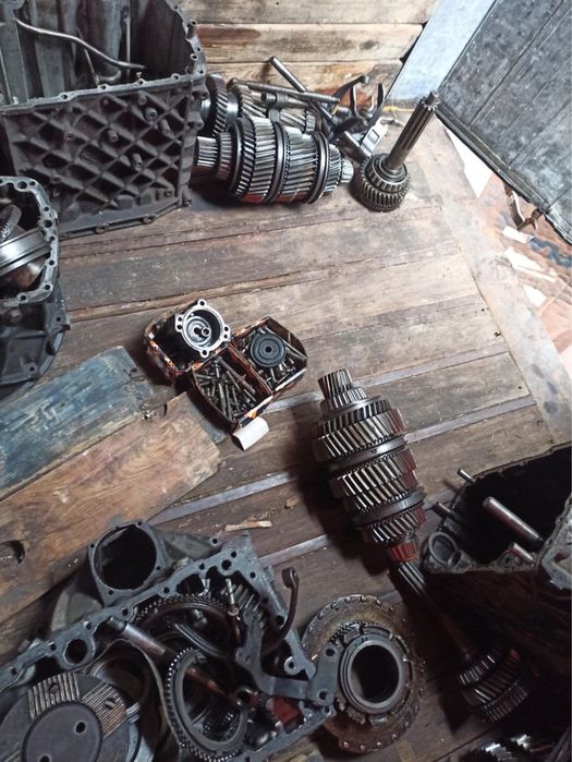 Продам 2 коробки на запчасти!