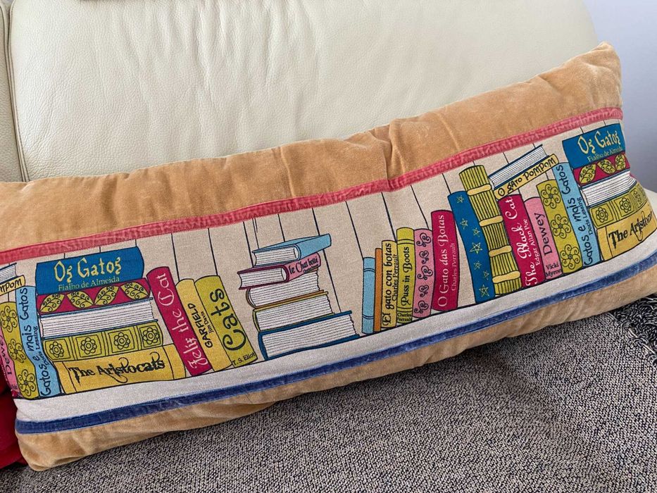 Conjunto almofadas decorativas 2+1 c/ apontamentos de gatos e livros