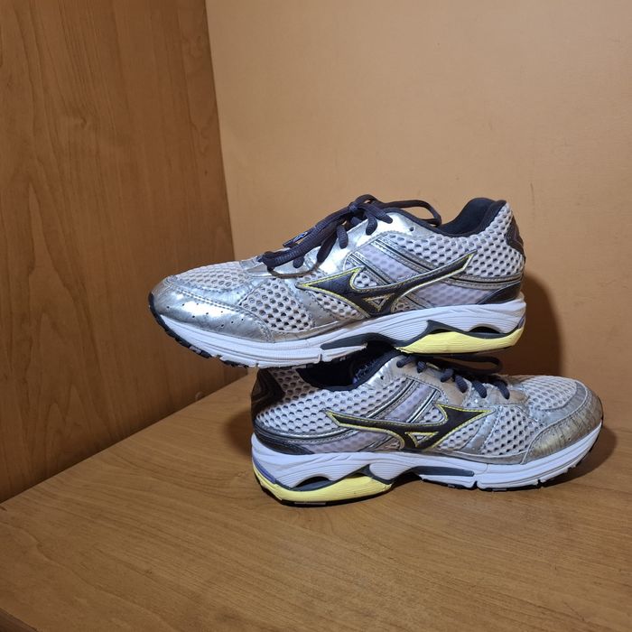 Жіночі фірмові кросівки Mizuno
