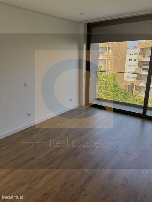 Apartamento Novo com Varanda e Garagem junto ao Hospital de São João –