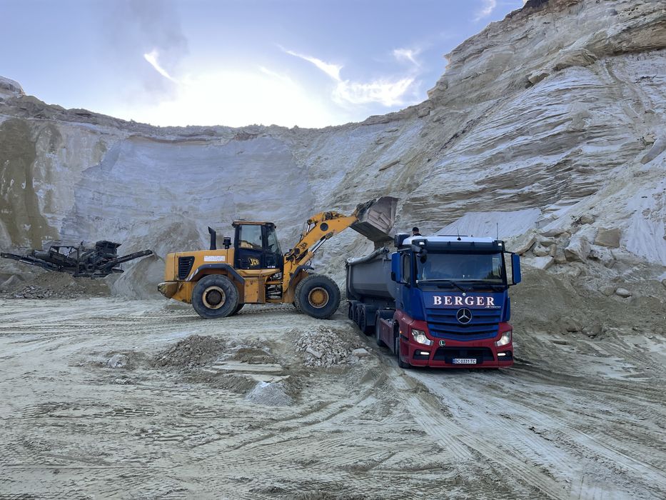 Прдається пісок щебінь із доставкою мінімальні ціни на перевезення